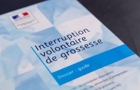 Dans un contexte de baisse de recours à l’IVG, le débat sur le délai légal relancé