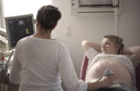Dans quel délai déclencher en cas de rupture prématurée des membranes à terme ?