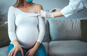 Vaccins pendant la grossesse : quels anticorps dans le lait maternel ?