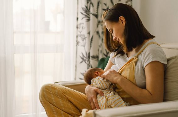Des anticorps IgG et IgA dans le lait des mères vaccinées contre la Covid-19 Des anticorps IgG et IgA dans le lait des mères vaccinées contre la Covid-19