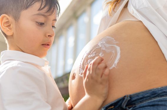 Le soleil, l’enfant et la femme enceinte Le soleil, l’enfant et la femme enceinte