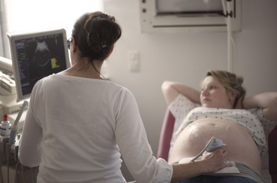 Dans quel délai déclencher en cas de rupture prématurée des membranes à terme ?